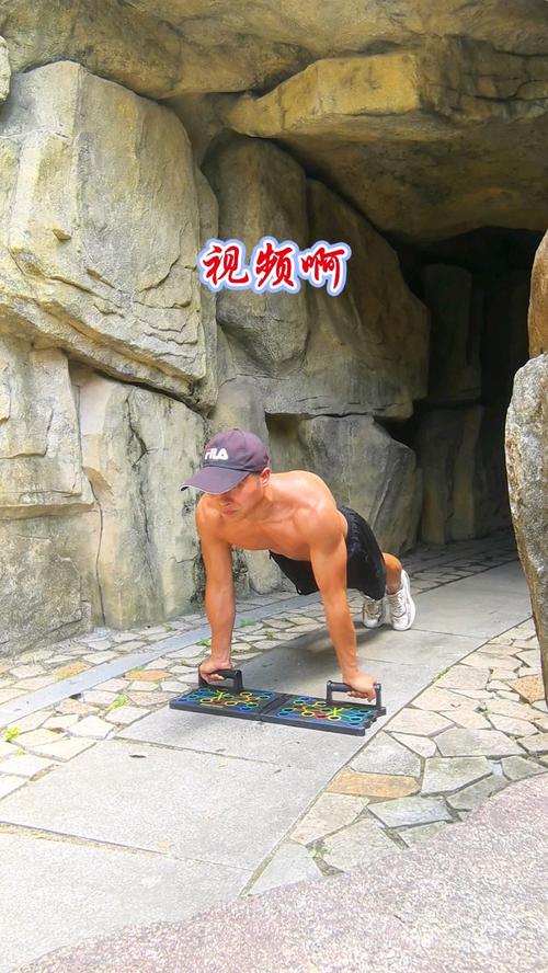 窄臂俯卧撑练哪块肌肉_窄距俯卧撑练三头胸，手臂线条更明显