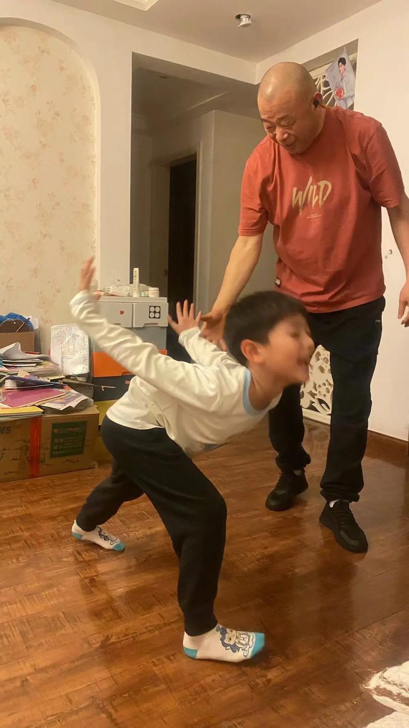 和家人一起锻炼的照片_晒亲子运动，乐享家庭温情