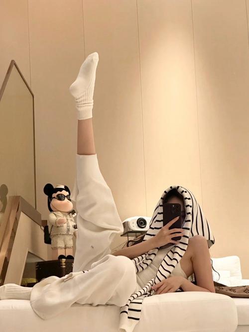 拍给对象看的骚气的拍照姿势_捕捉自信慵懒魅惑瞬间，拍出高级骚气美照！