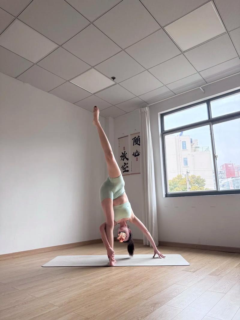 单腿站立瑜伽18个动作_平衡力量柔韧，身心和谐