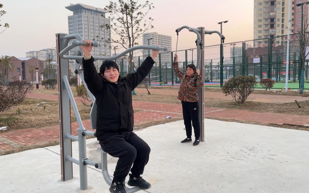 和家人一起锻炼的照片_晒亲子运动，乐享家庭温情