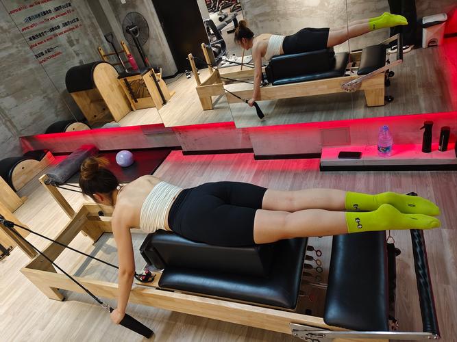 专为女生定制的全身训练动作_健身无难度！俯卧撑仰卧起坐深蹲，无器械塑形！