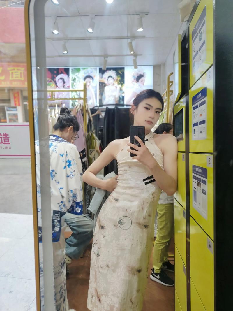 男化妆穿旗袍_别样魅力挑战传统