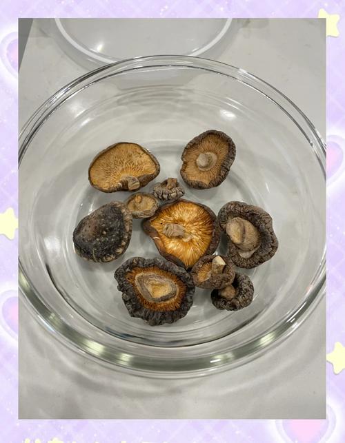 干蘑菇怎么泡发才正确方法_温水泡香菇，快又香，加糖面更营养