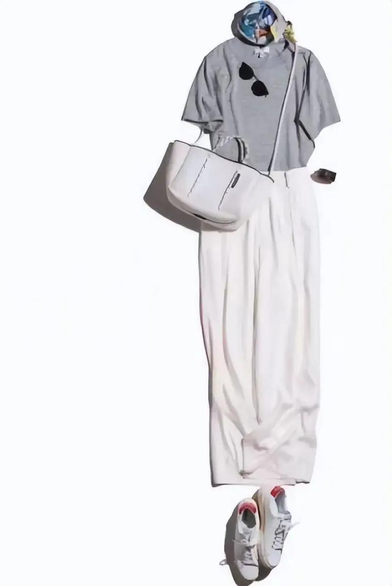 淡灰色t恤配什么裤子_百搭显瘦淡灰色T恤，百变穿搭轻松搞定！