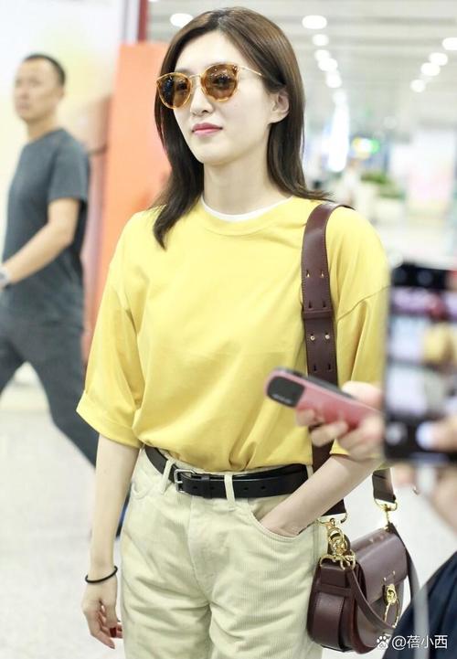 淡黄色t恤配什么裤子_牛仔白裤黑裤灰裤卡其裤