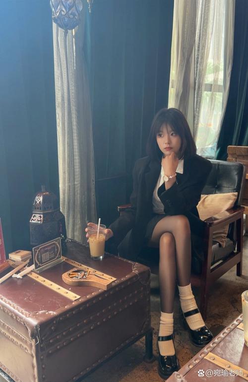 黑高跟鞋配黑袜子还是白袜子_黑袜显优雅，白袜个性足，肉袜显腿长！
