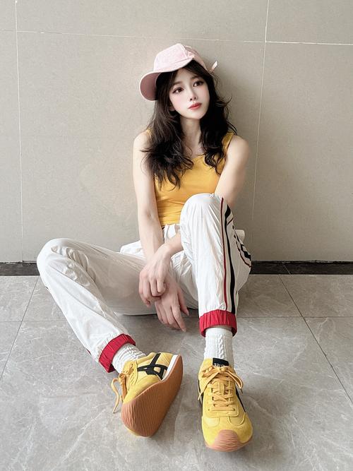 穿黄鞋最简单三个搭配_大黄靴穿搭指南