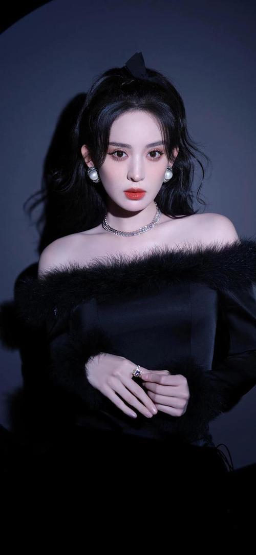 古力娜扎抹胸开襟开叉裙穿搭_性感文艺范,时尚天花板 古力娜扎抹胸开襟开叉裙穿搭_性感文艺范,时尚天花板