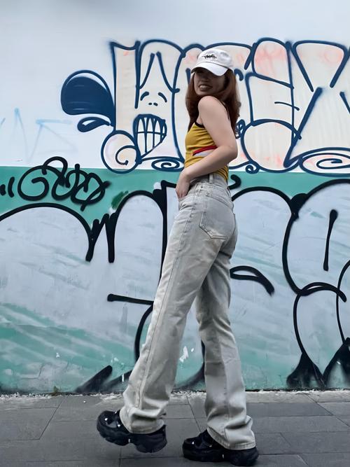 黄泥色裤子配什么衣服_黄泥裤搭不同上衣，风格随心变！