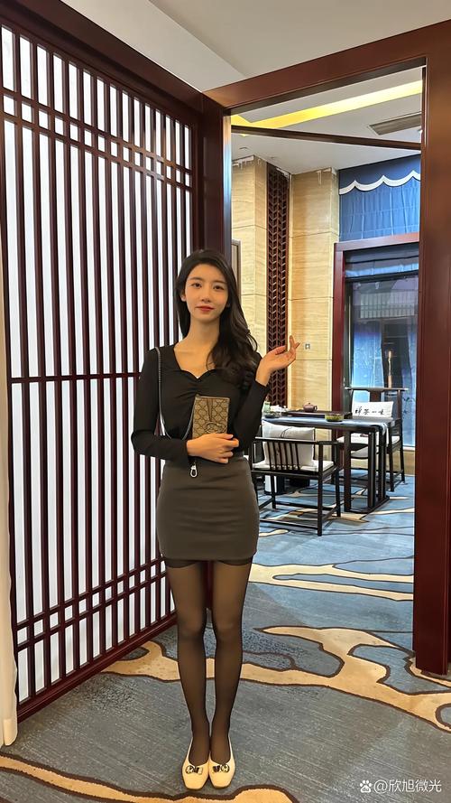 奶黄色包臀裙可以搭配黑丝吗_奶黄包臀裙配黑丝,显曲线美又性感 奶黄色包臀裙可以搭配黑丝吗_奶黄包臀裙配黑丝,显曲线美又性感