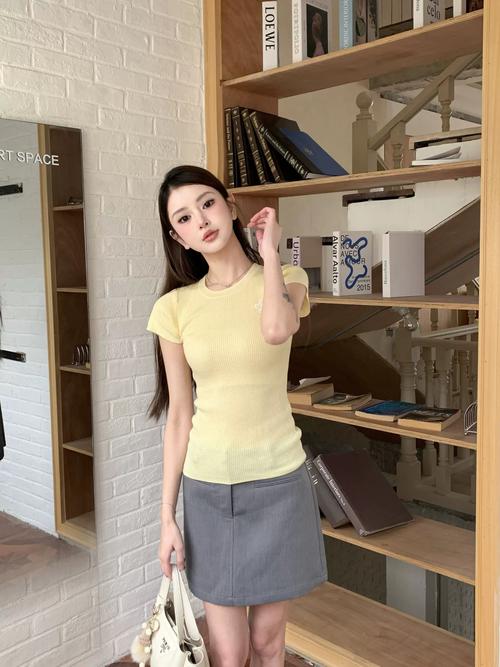 黄t恤配什么颜色外套好看_黄色T恤配外套,穿出四季时尚感 黄t恤配什么颜色外套好看_黄色T恤配外套,穿出四季时尚感