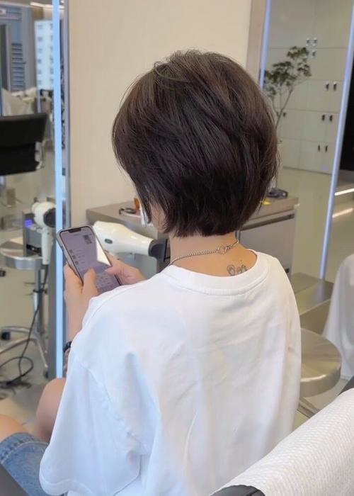 盖耳朵的短发发型女_清爽减龄，修饰脸型