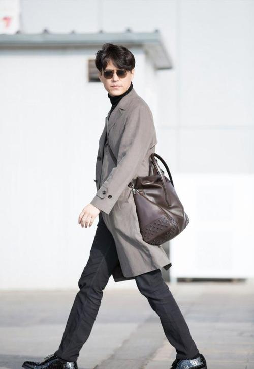 为什么穿西服不建议配运动鞋_休闲新潮，但要看场合！