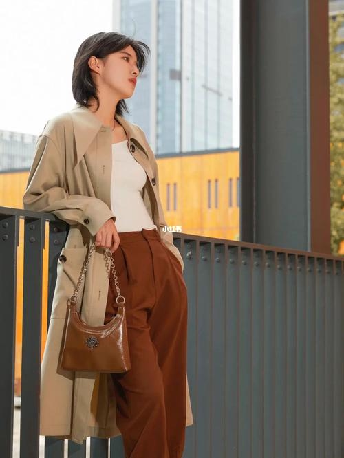 灰绿色羊毛大衣怎么搭配_灰绿羊毛大衣秋装时尚，气质显瘦搭配指南