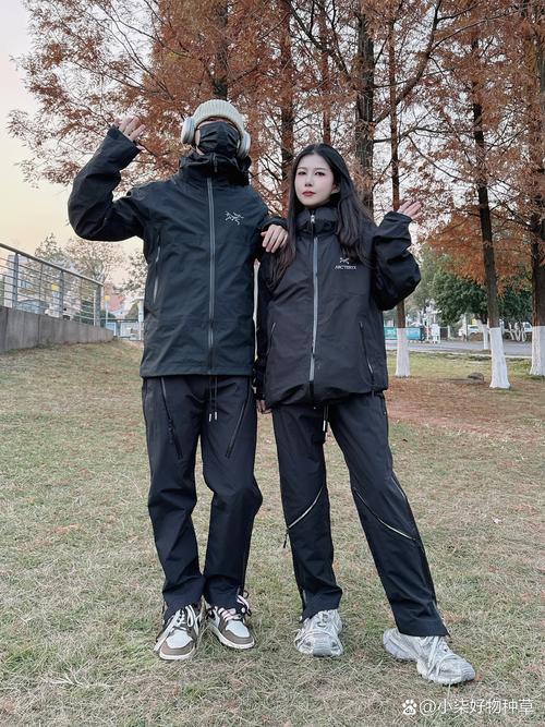 穿冲锋衣怎么搭配裤子_秋冬女款冲锋衣，搭配裤装显高时尚