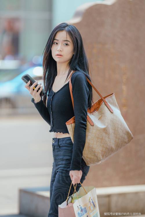 露腰衣服怎么搭配裤子_露腰上衣搭配,时尚显气质! 露腰衣服怎么搭配裤子_露腰上衣搭配,时尚显气质!