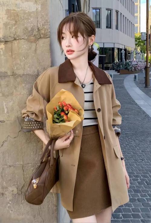 咖金色半身裙搭配什么颜色上衣_咖色半身裙春季搭配，显气质又时尚！