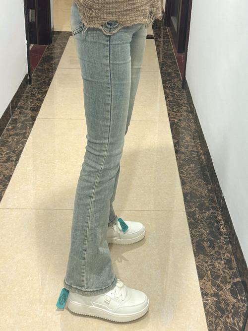 板鞋配运动裤丑不丑_白色板鞋配黑色运动裤，时尚百搭，选对细节更出彩！