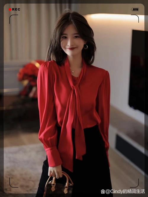 红衬衫的三个最佳配色_黑白灰牛仔复古,配金属显精致 红衬衫的三个最佳配色_黑白灰牛仔复古,配金属显精致