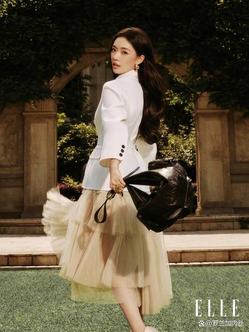 林允身穿运动外套搭配薄纱长裙_林允星爷钦点，演技时尚两不误，穿搭反套路！