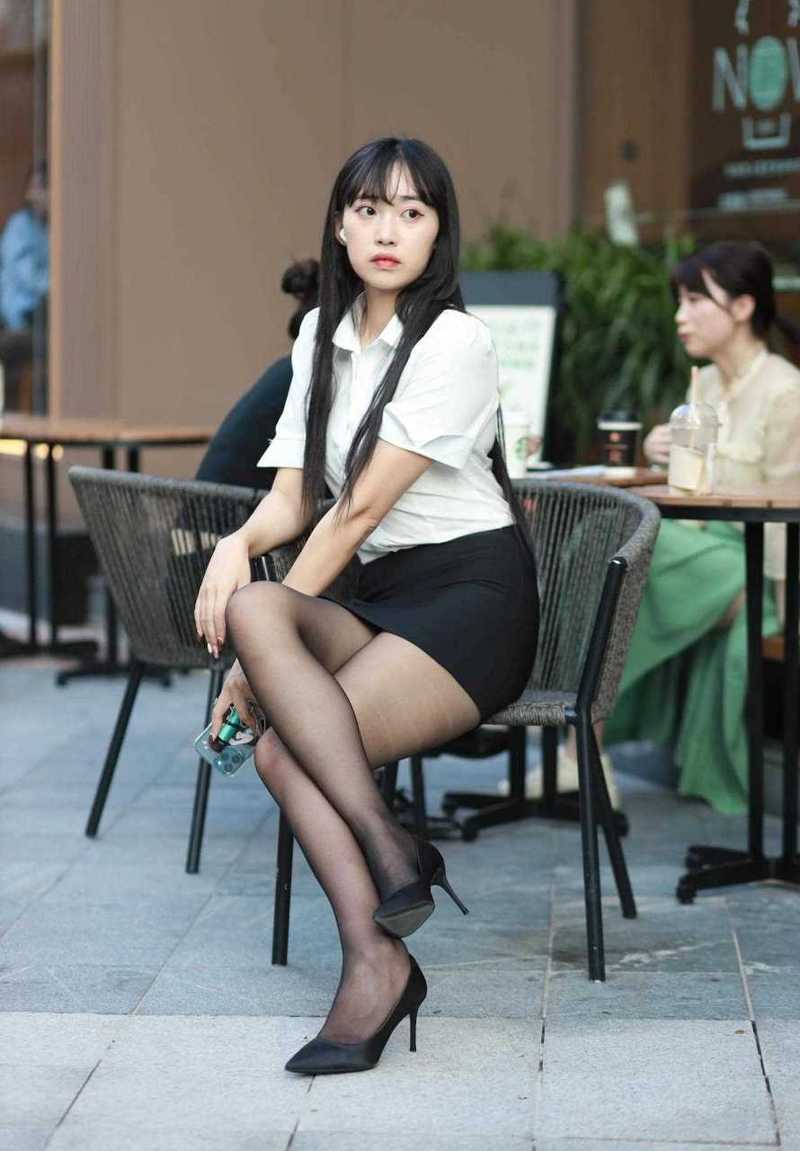 短丝袜配高跟鞋_红高跟配黑丝显气场，穿出时尚感！