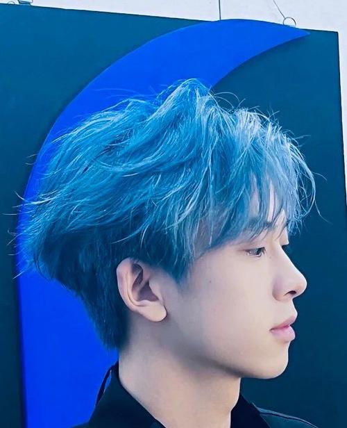 雾蓝色头发配什么样的美瞳好看_雾蓝发配什么美瞳？冷暖调可选！