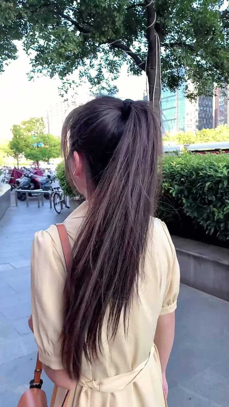 叼着发绳正在扎头发的少女_平凡中的动人瞬间