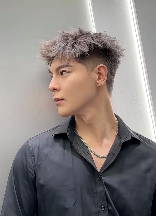 男十大发型_发型选对显个性，自信利落更出众