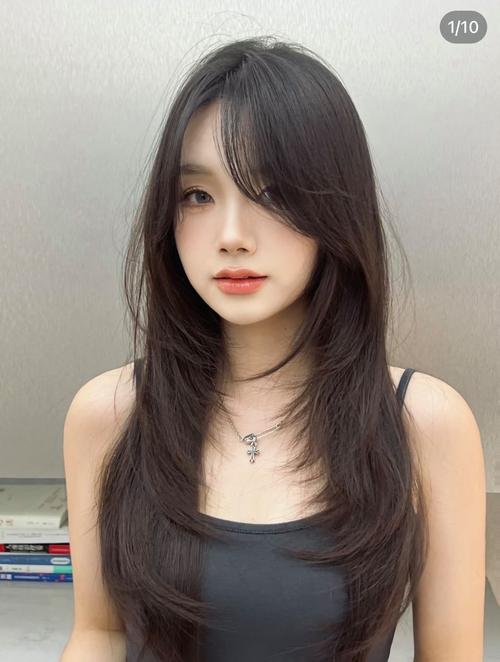 留在脸两侧的头发叫什么_修饰脸型，展现个性