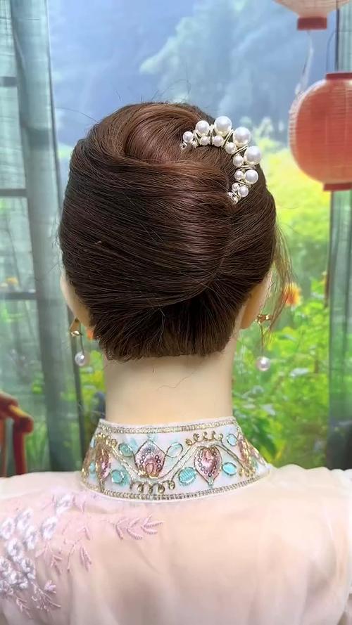 穿这个裙子应该扎什么发型(中短发)_清爽丸子头马尾辫造型，甜美又时尚