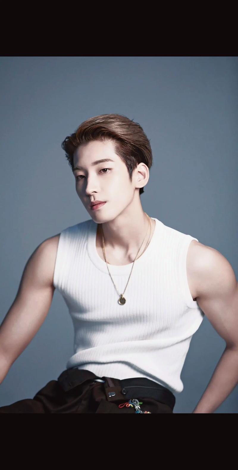 大背头留一小撮头发是什么发型_大背头侧剃顶后梳，显脸型又利落