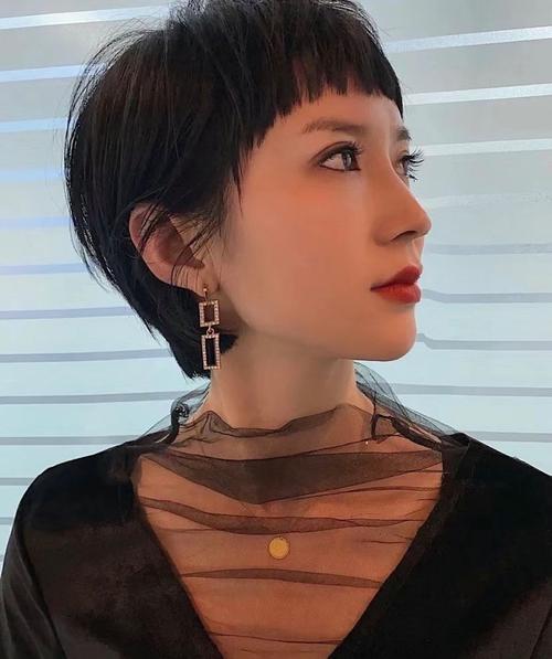 没额头的人适合什么发型_短卷长直发辫，显脸小又时尚！