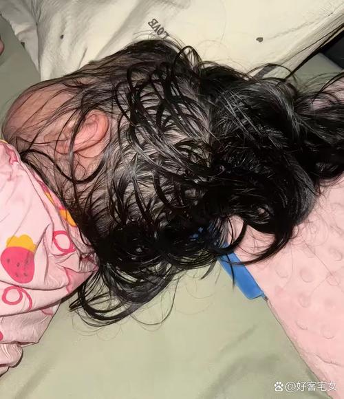 湿着头发睡觉会怎么样_湿发睡觉伤身易感冒，吹干再睡更健康！