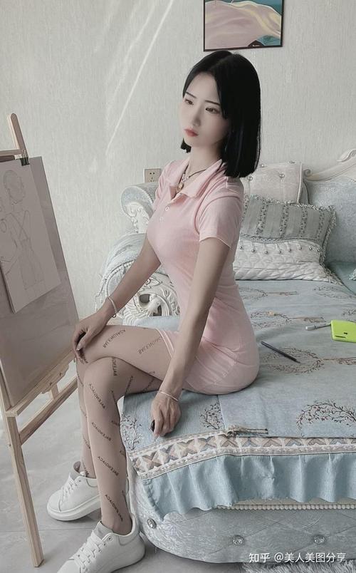 穿短裙适合什么发型_清爽直发至卷发，简单时尚迷人