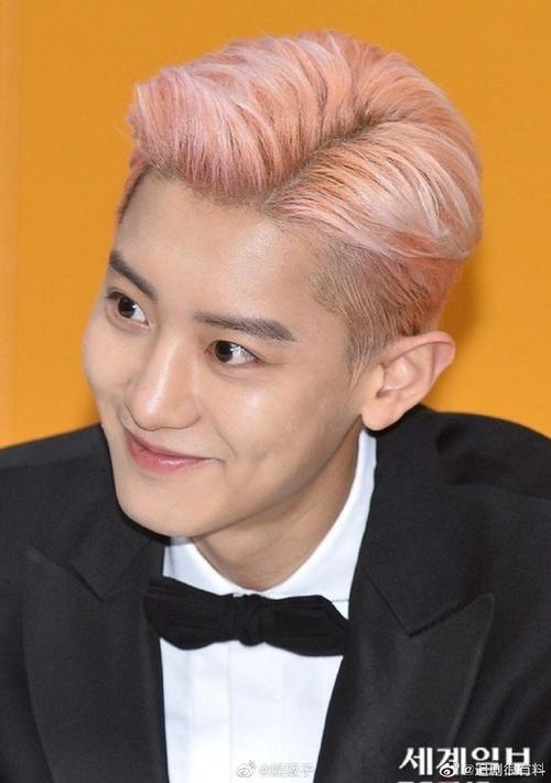 脏粉色头发男_娱乐圈染发需谨慎，效果因人而异