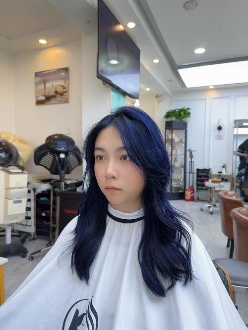 深蓝色头发_深蓝冷艳易褪色？蓝黑持久更时尚！