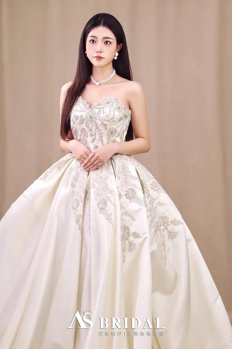 参加婚礼发型女_中式婚礼发型多样，盘发编发任你选！