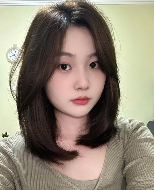 脸下半部分大适合什么发型_偏分中分刘海修饰下脸大脸型