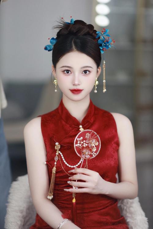 配红色礼服新娘发型_红色礼服新娘发型搭配指南