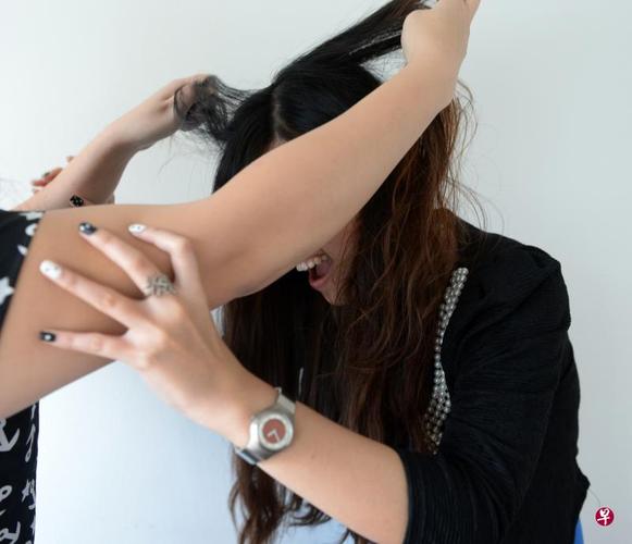 刚想扯前排女生的头发，才反应过来_理智掐灭杂念，关注生活细节，暗恋女生有微妙表现