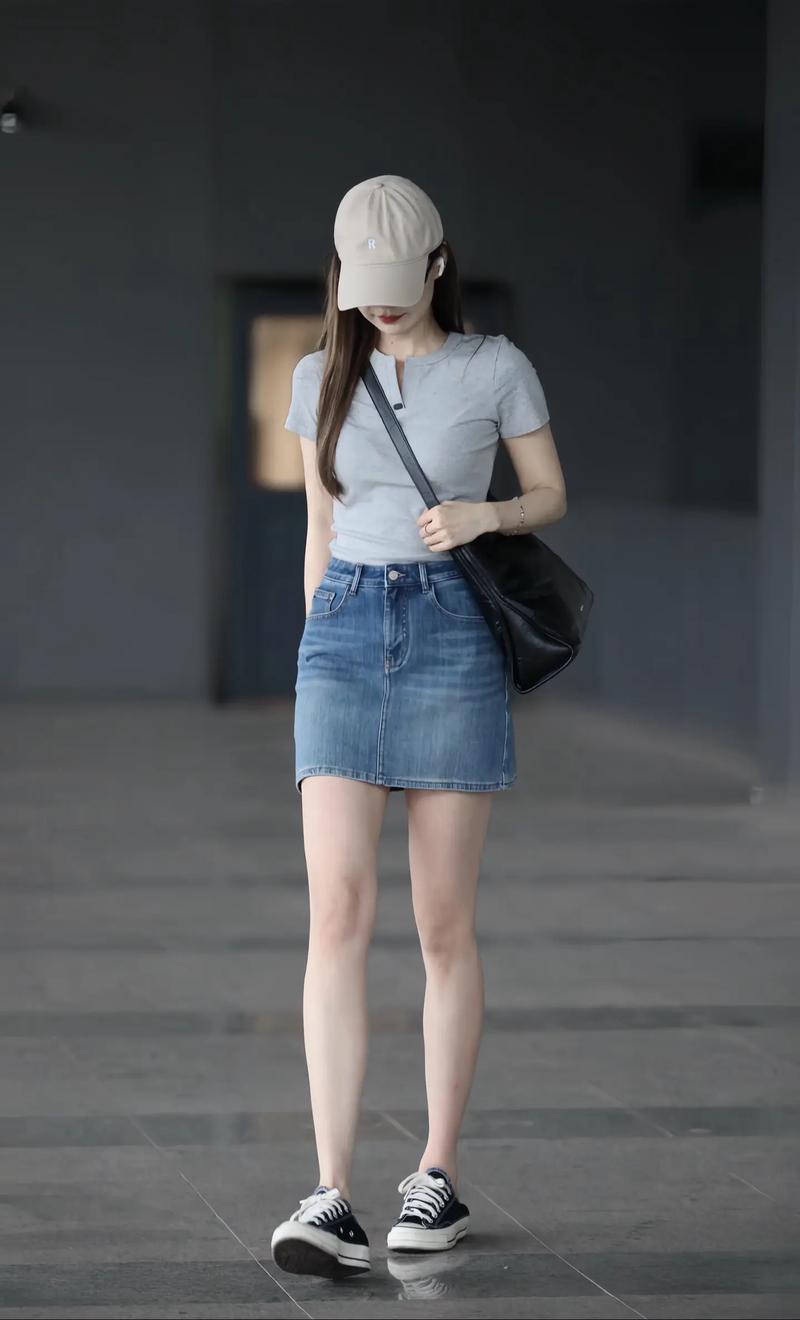 穿短裙适合搭配什么发型_发型搭配牛仔短裙，显个性有活力