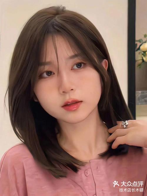 脸上窄下宽适合什么发型_中分卷发显柔美