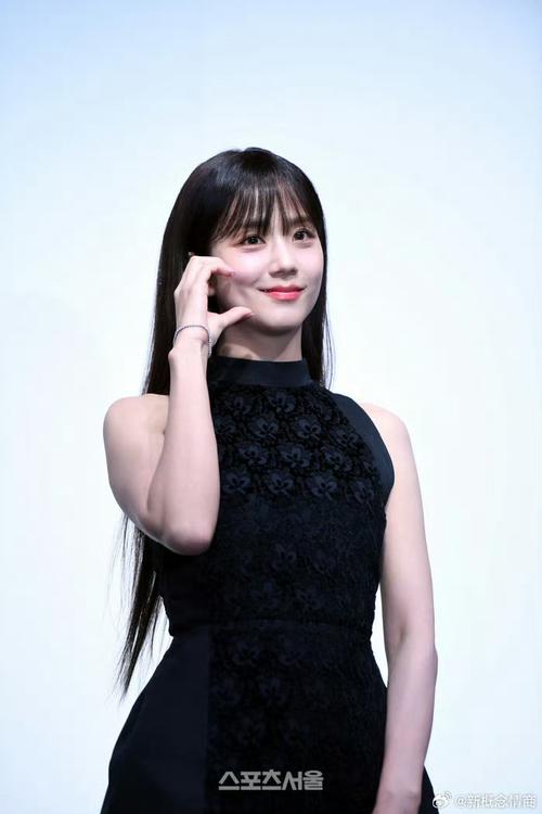 金智秀齐刘海甜美时尚，引领潮流