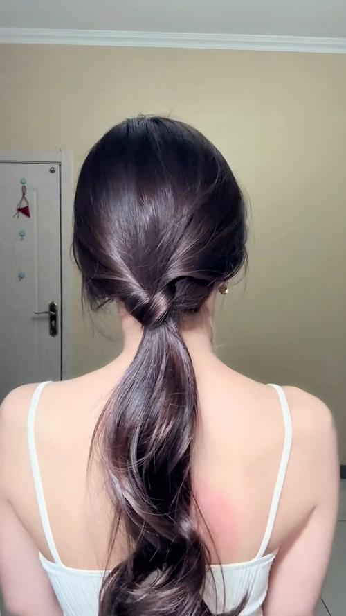 侧着落下的低马尾叫什么发型_时尚侧低马尾，减龄气质好选择！