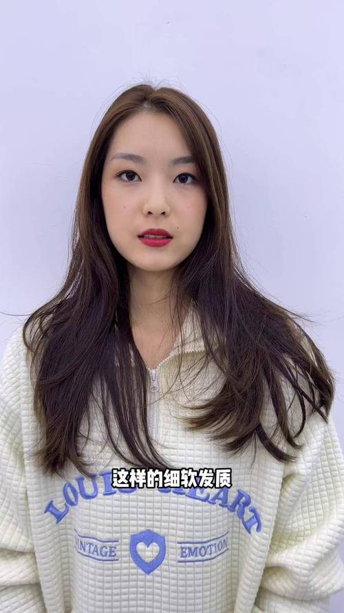 尖脑袋适合什么发型_蓬松短发+刘海，增加头顶蓬松度