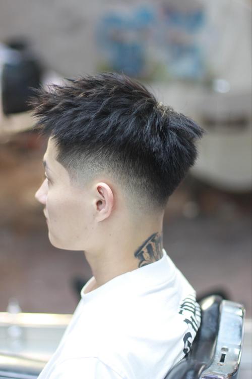 当代年轻人的发型照片帅一点_脸型选发型,短发中分显干练,个性好护理 当代年轻人的发型照片帅一点_脸型选发型,短发中分显干练,个性好护理