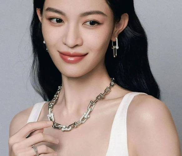 菱形脸参照明星化妆_柔化棱角显气质