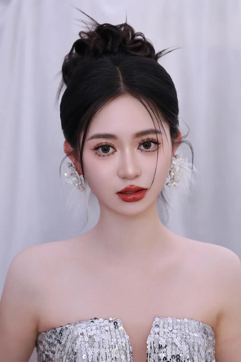 有个女的化妆变成明星_石家庄丁兰惊呆！左脸男妆右脸变女神，仿妆太绝了！