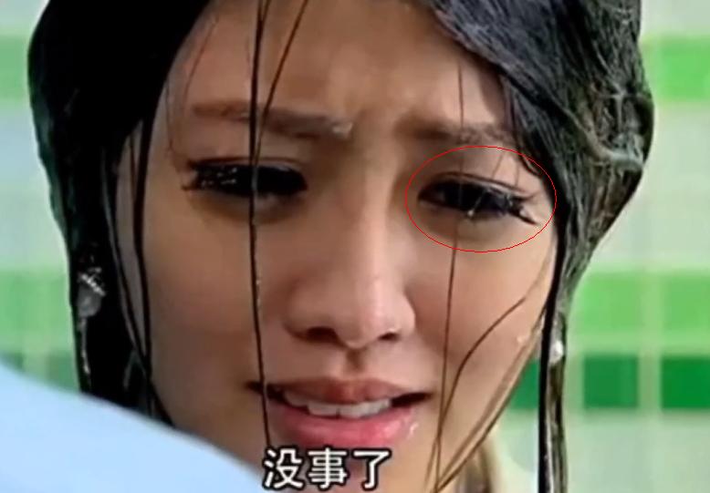 妆花了是什么样子的_避免妆花，上妆前保湿控油，补妆要轻